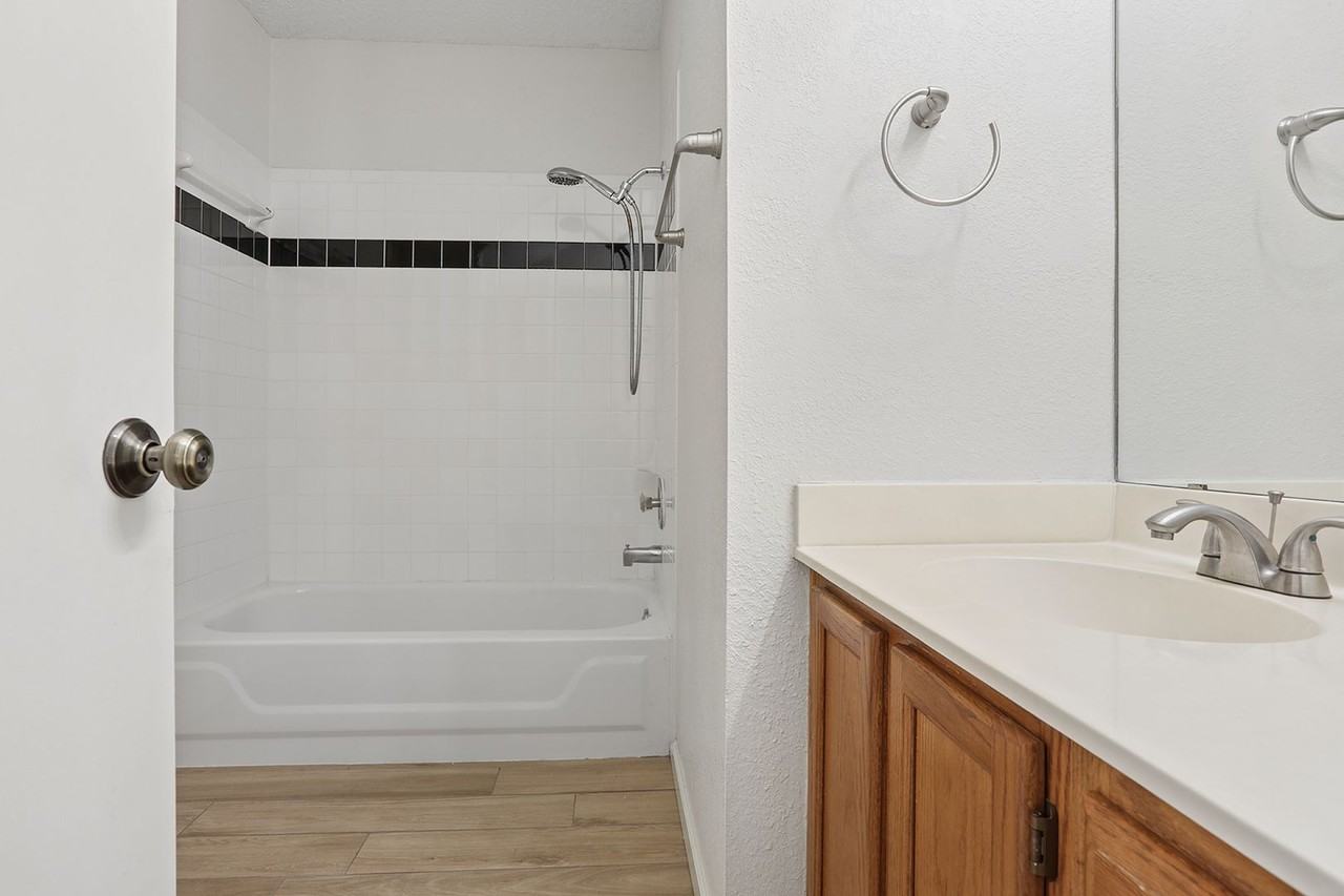 15301 Ecorio Dr - Photo 4 of 18