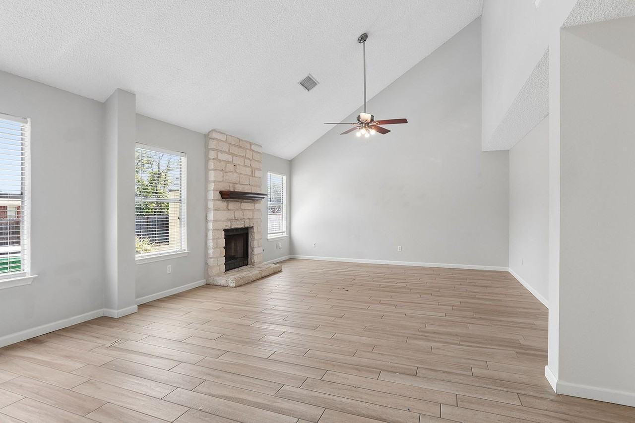 15301 Ecorio Dr - Photo 5 of 18