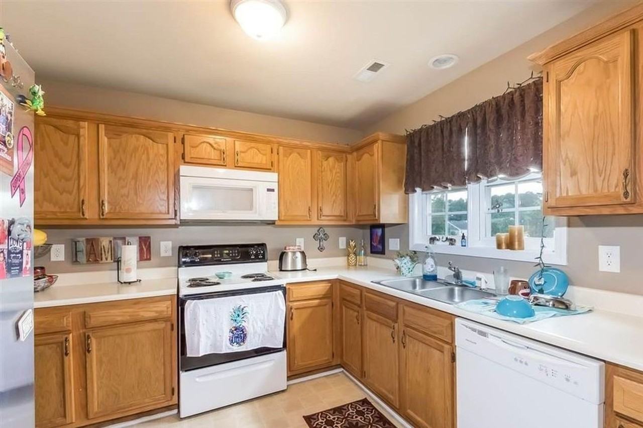 1107 Shackleton Rd - Photo 7 of 17