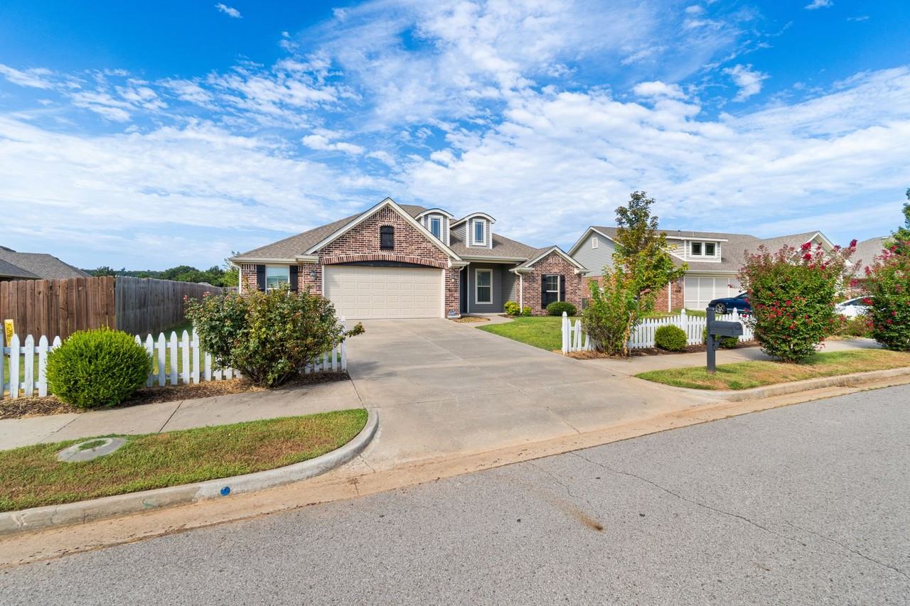 8912 Wildwood Way - Photo 3 of 37