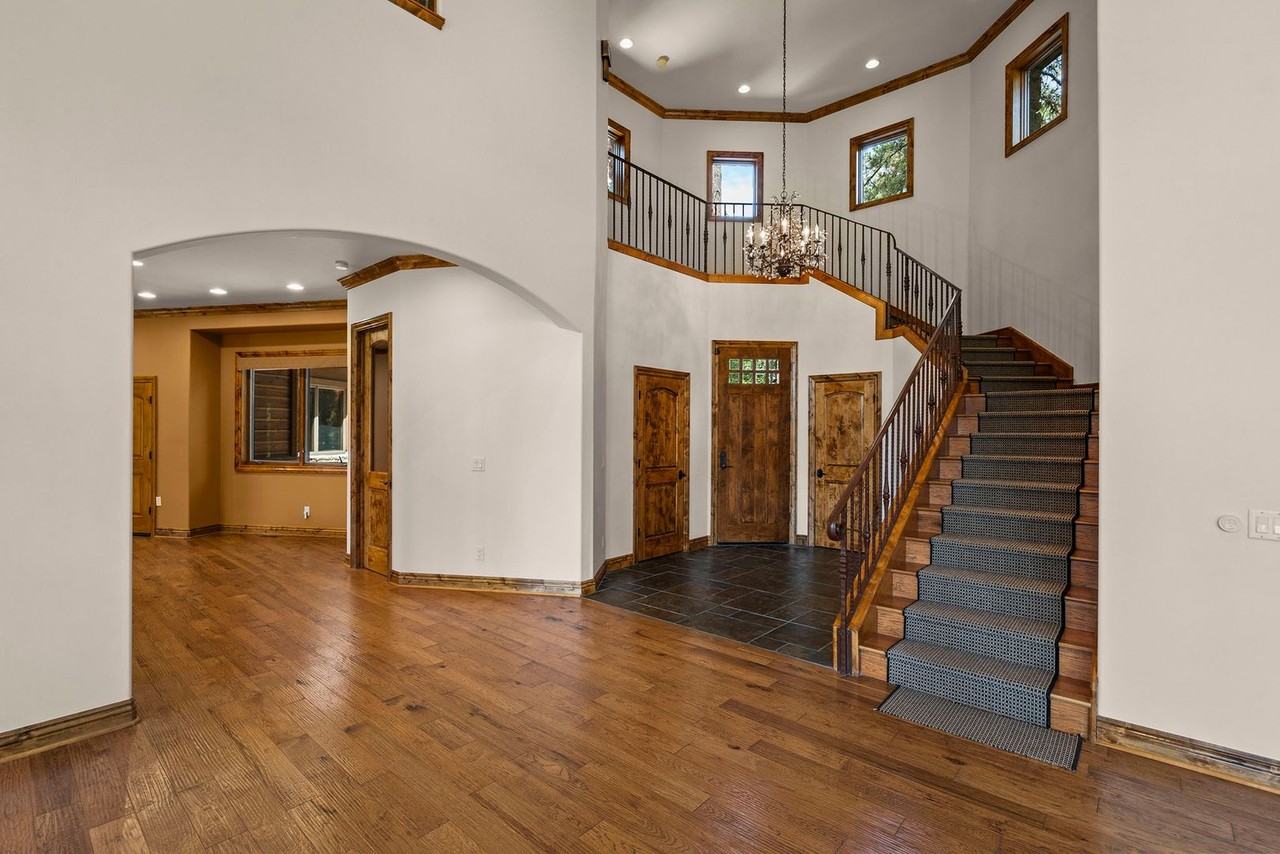345 Country Club Dr - Photo 5 of 47