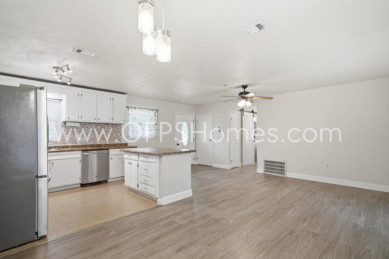 127 Judith Dr - Photo 4 of 35
