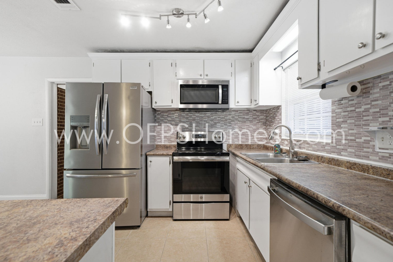 127 Judith Dr - Photo 5 of 35