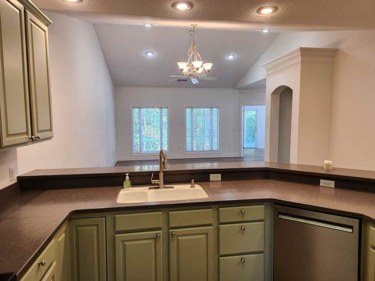 411 Southbridge Blvd - Photo 7 of 46