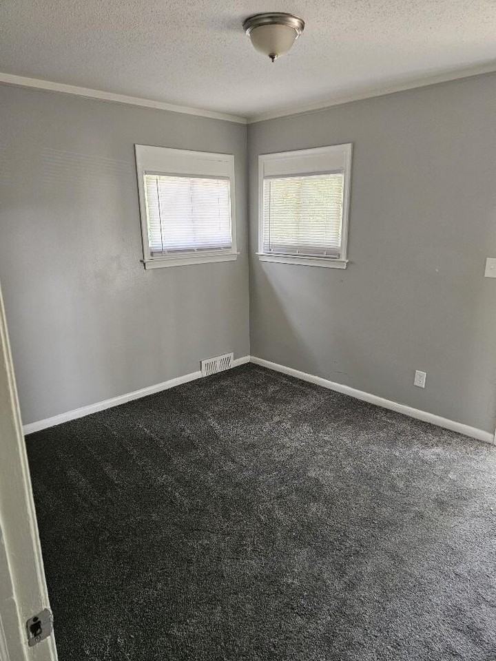 5130 E Outer Dr - Photo 3 of 9