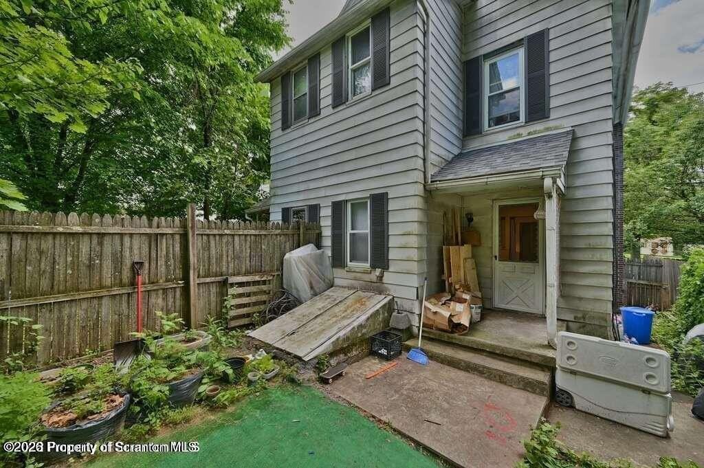 819 Delaware St - Photo 4 of 39