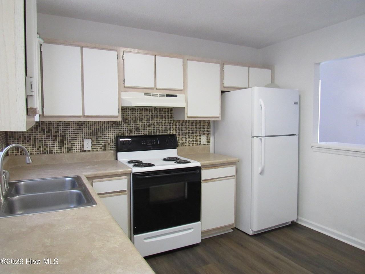 300 Meadowbrook Ln - Photo 6 of 19