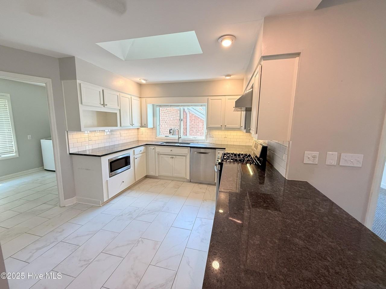 3305 Peppercorn Rd - Photo 4 of 28