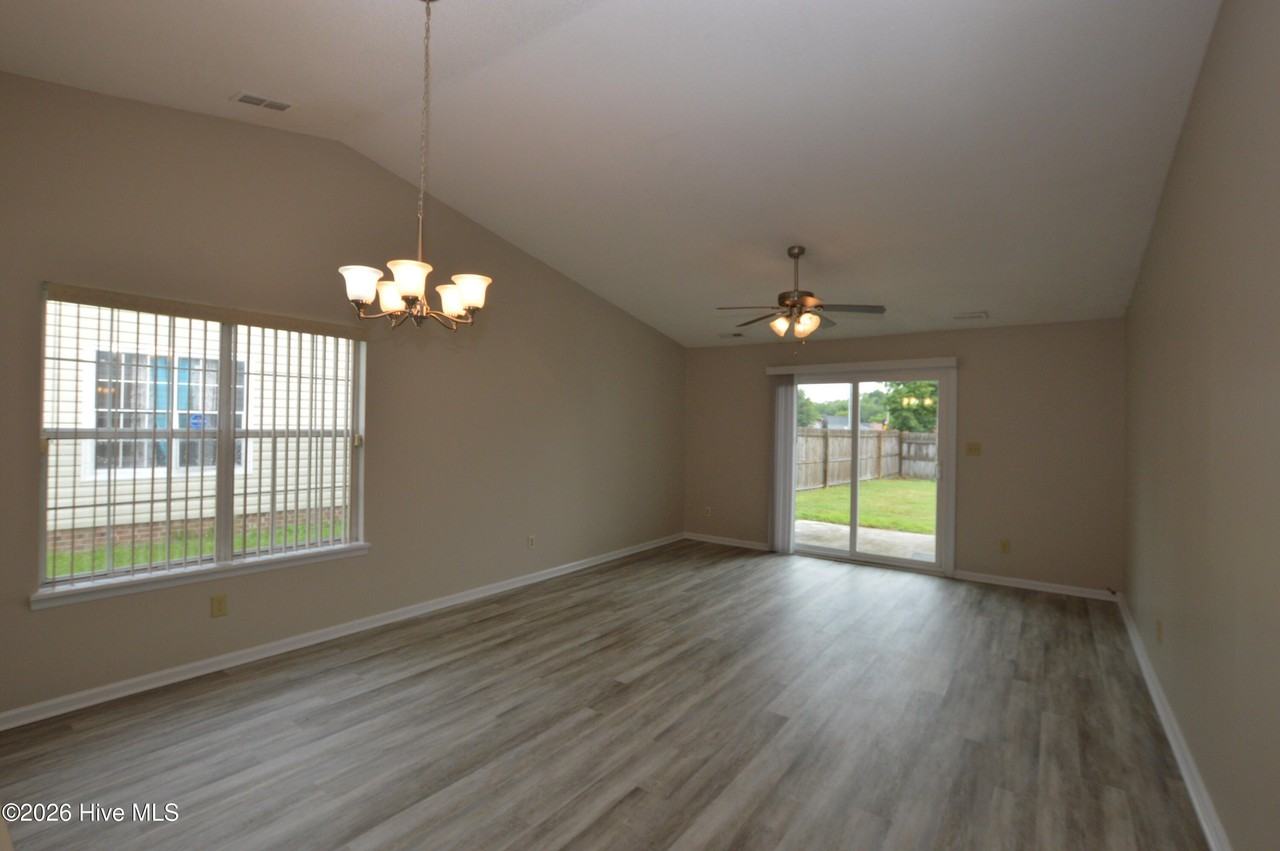 105 Creekview Dr - Photo 2 of 14