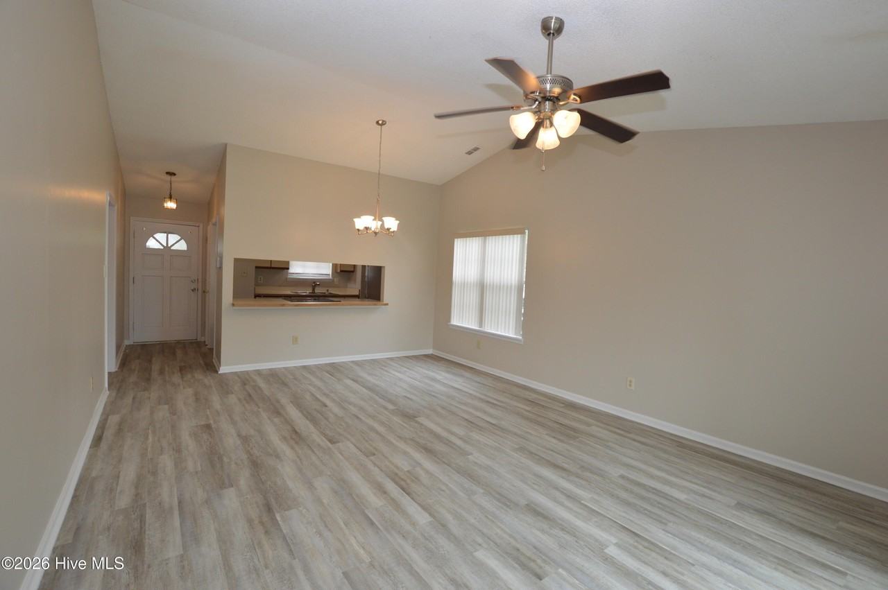 105 Creekview Dr - Photo 3 of 14