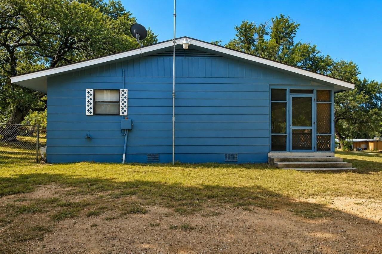222 Watkins Pt - Photo 3 of 26