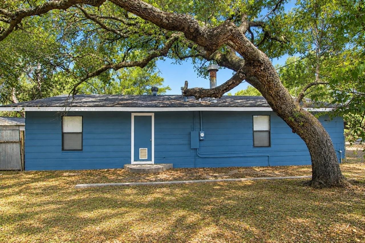 222 Watkins Pt - Photo 4 of 26