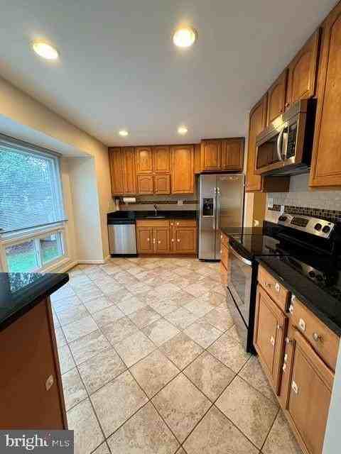 7016 Roundtree Rd - Photo 4 of 25