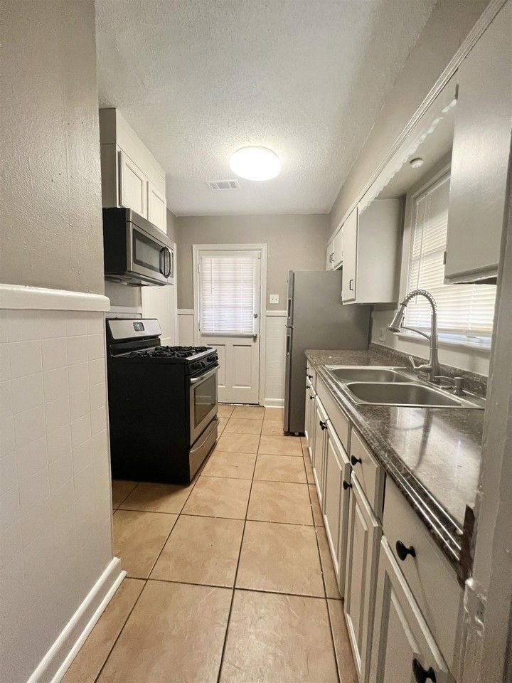 1515 Hope St - Photo 3 of 8