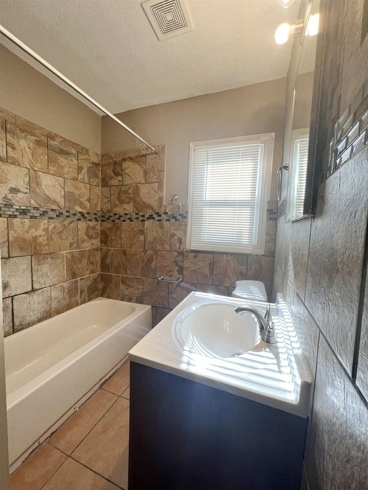 1515 Hope St - Photo 5 of 8