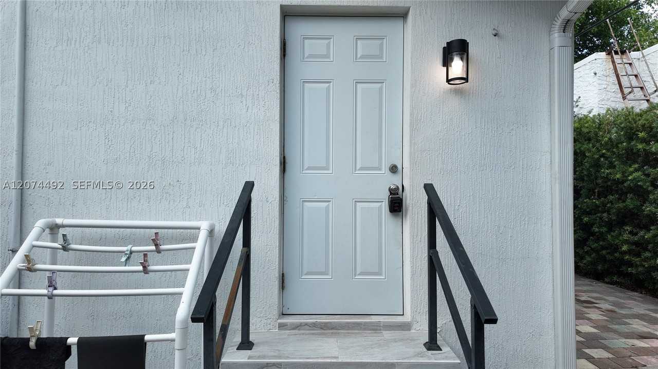 314 Sw 10th Ave #1 - Photo 2 of 18