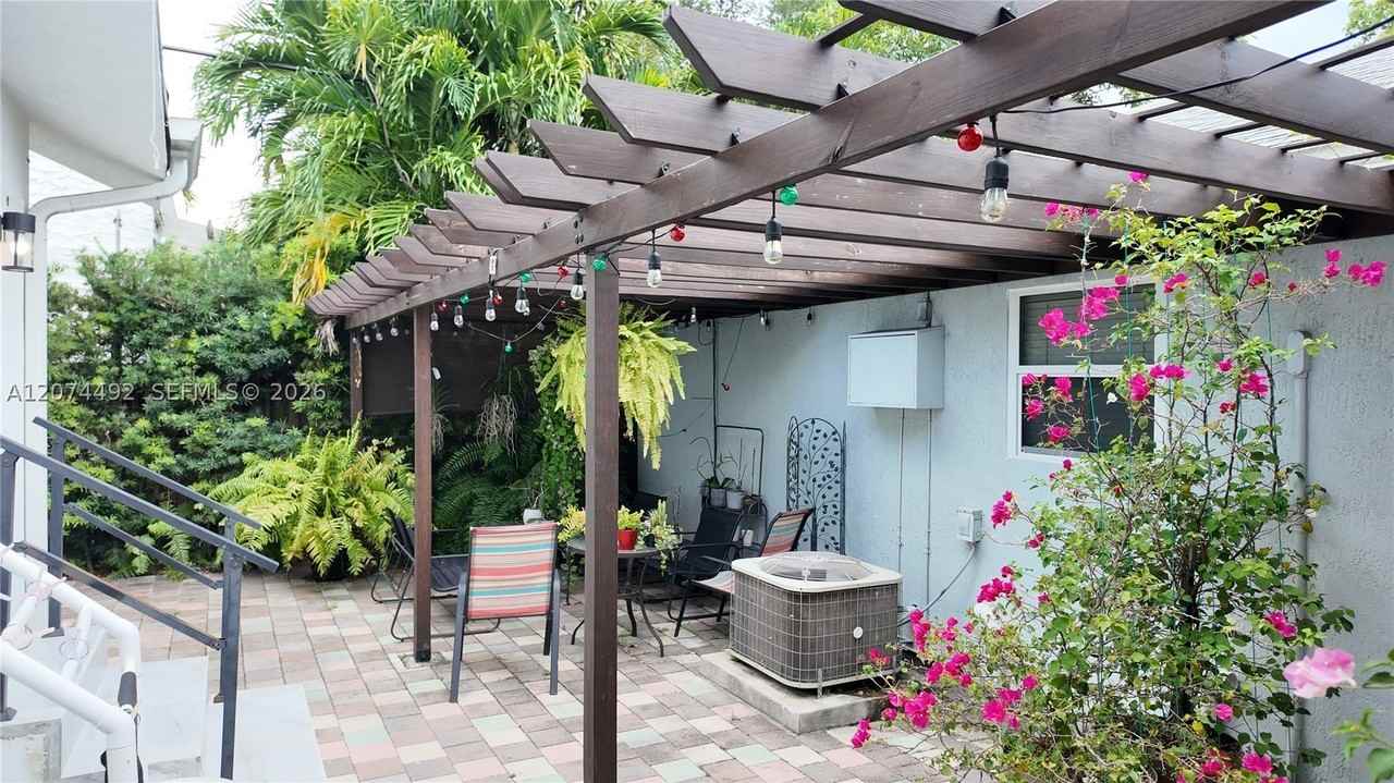 314 Sw 10th Ave #1 - Photo 3 of 18