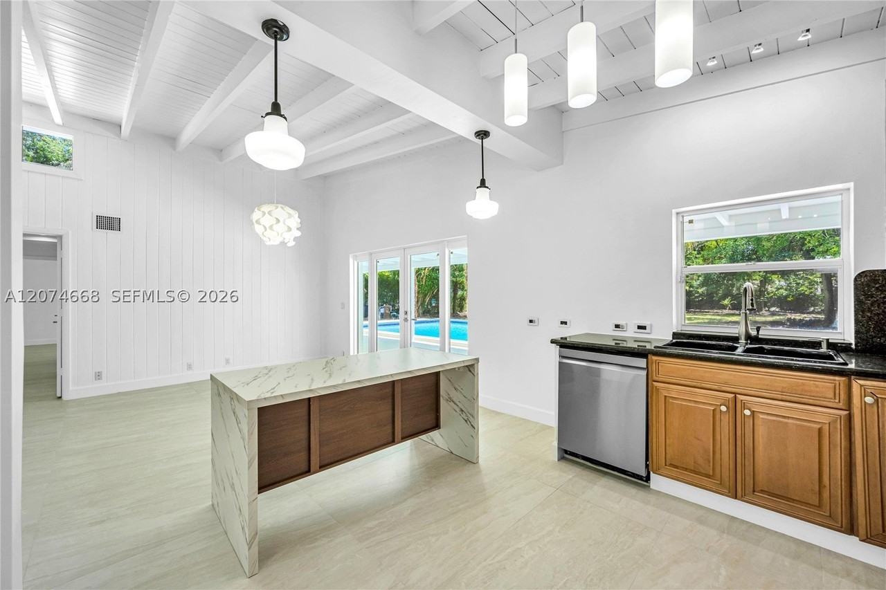 7480 Sw 122nd St - Photo 7 of 43