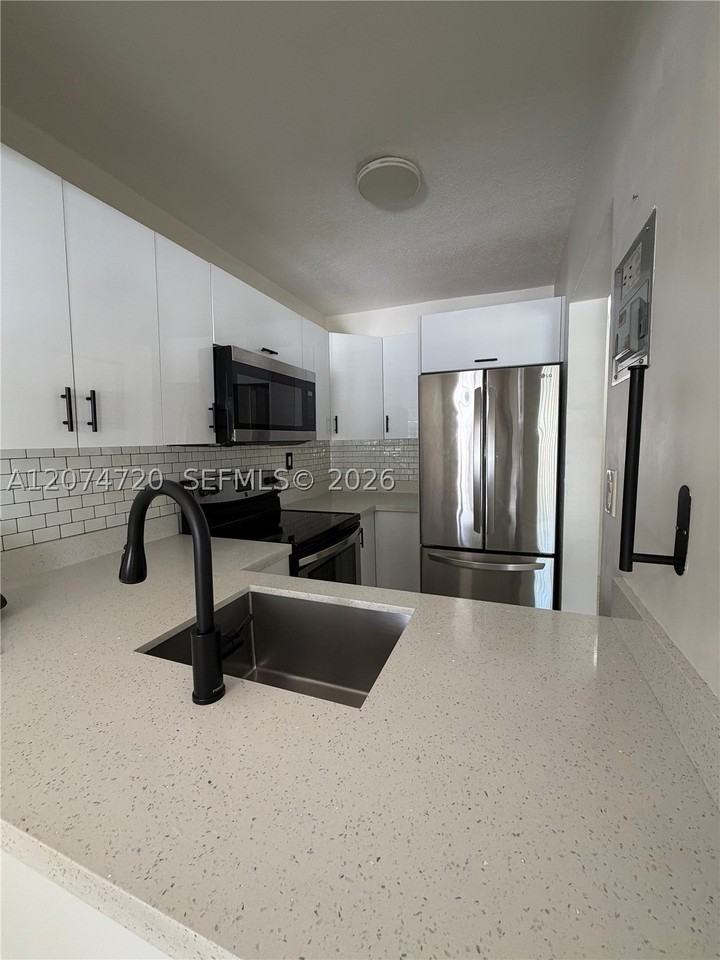 755 Sw 6th St #6 - Photo 4 of 14