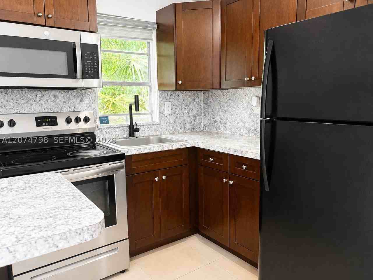 802 Nw 3rd Ter - Photo 4 of 30