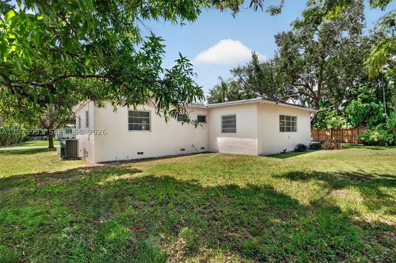 6629 Sw 65th St - Photo 2 of 44