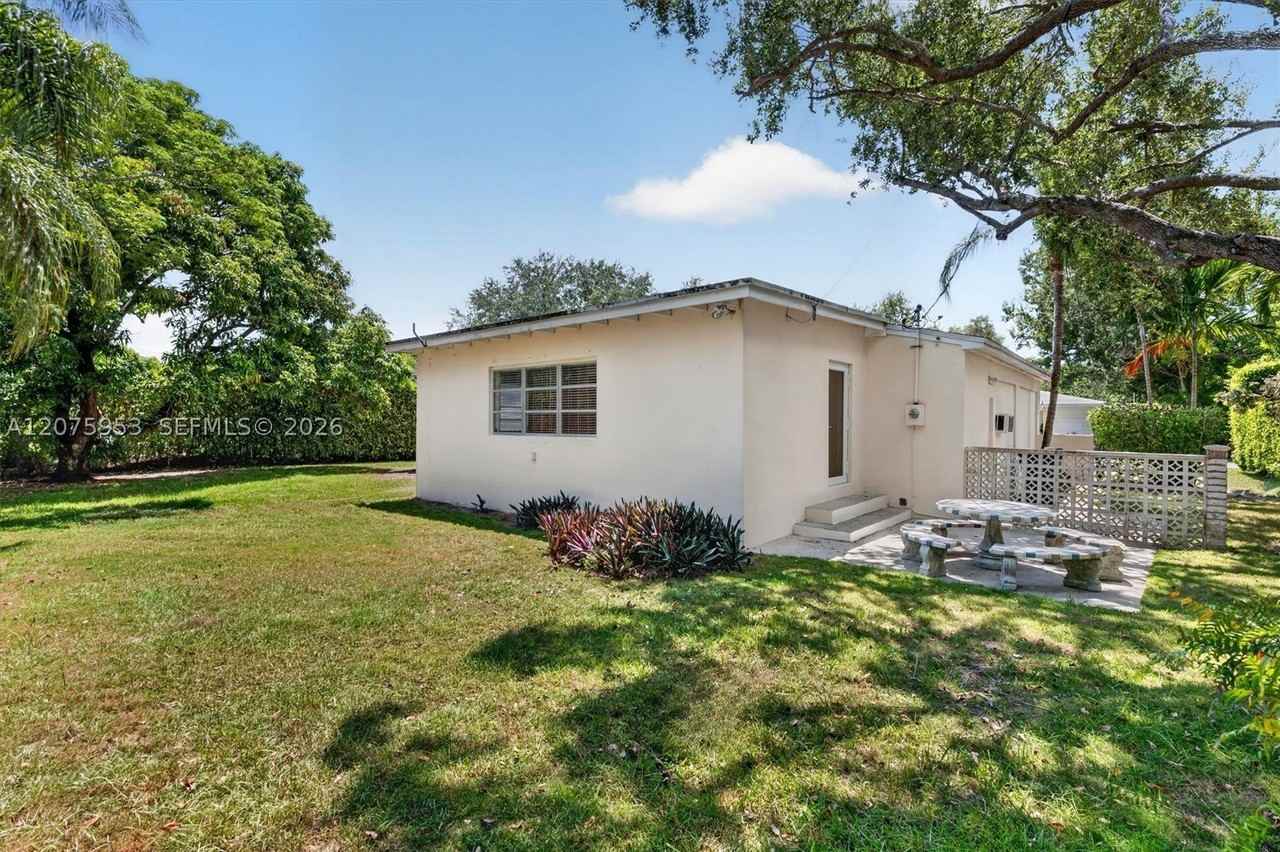 6629 Sw 65th St - Photo 3 of 44