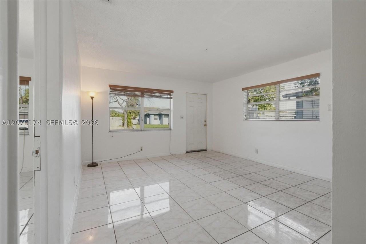 2140 Nw 21st Ter #N - Photo 5 of 24