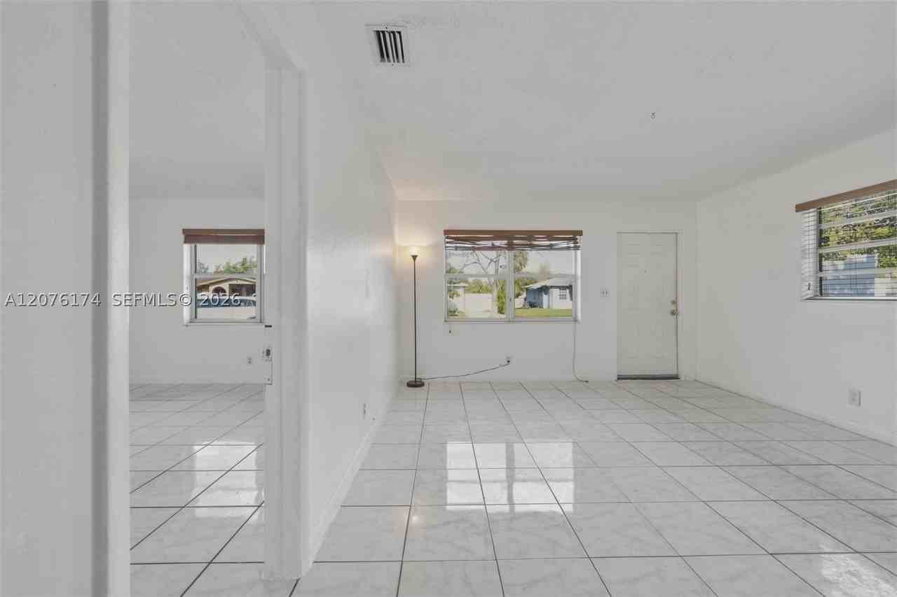 2140 Nw 21st Ter #N - Photo 7 of 24
