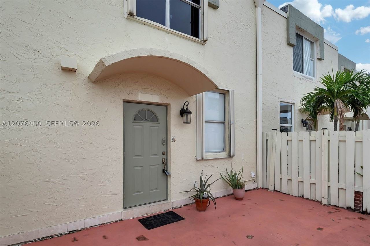 1655 Ne 115th St #21B - Photo 4 of 30