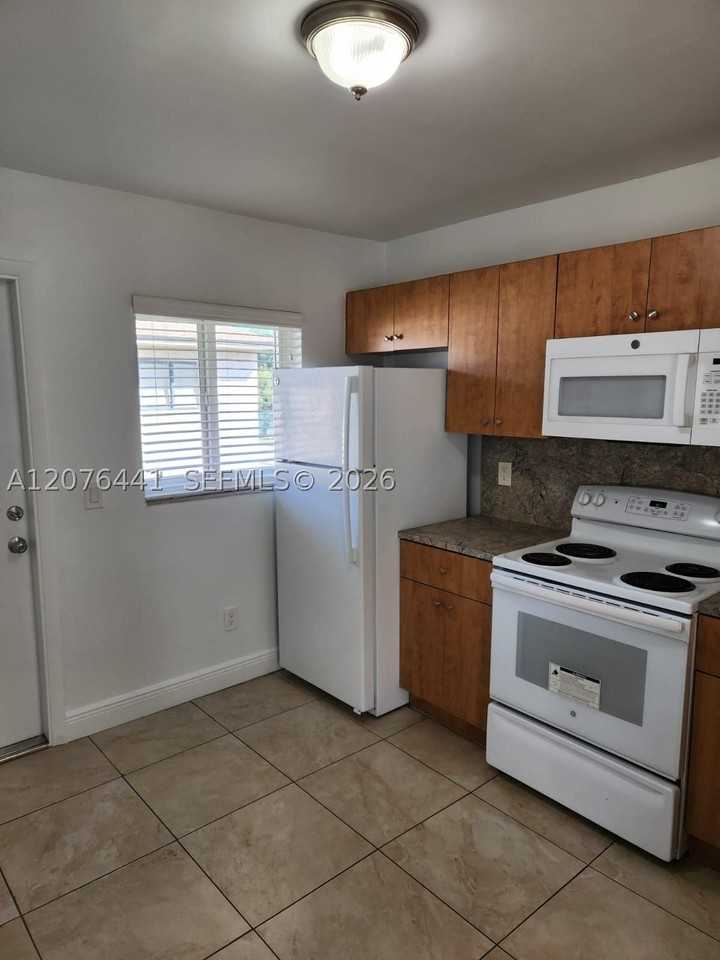 211 Nw 47th Ave #7 - Photo 5 of 6