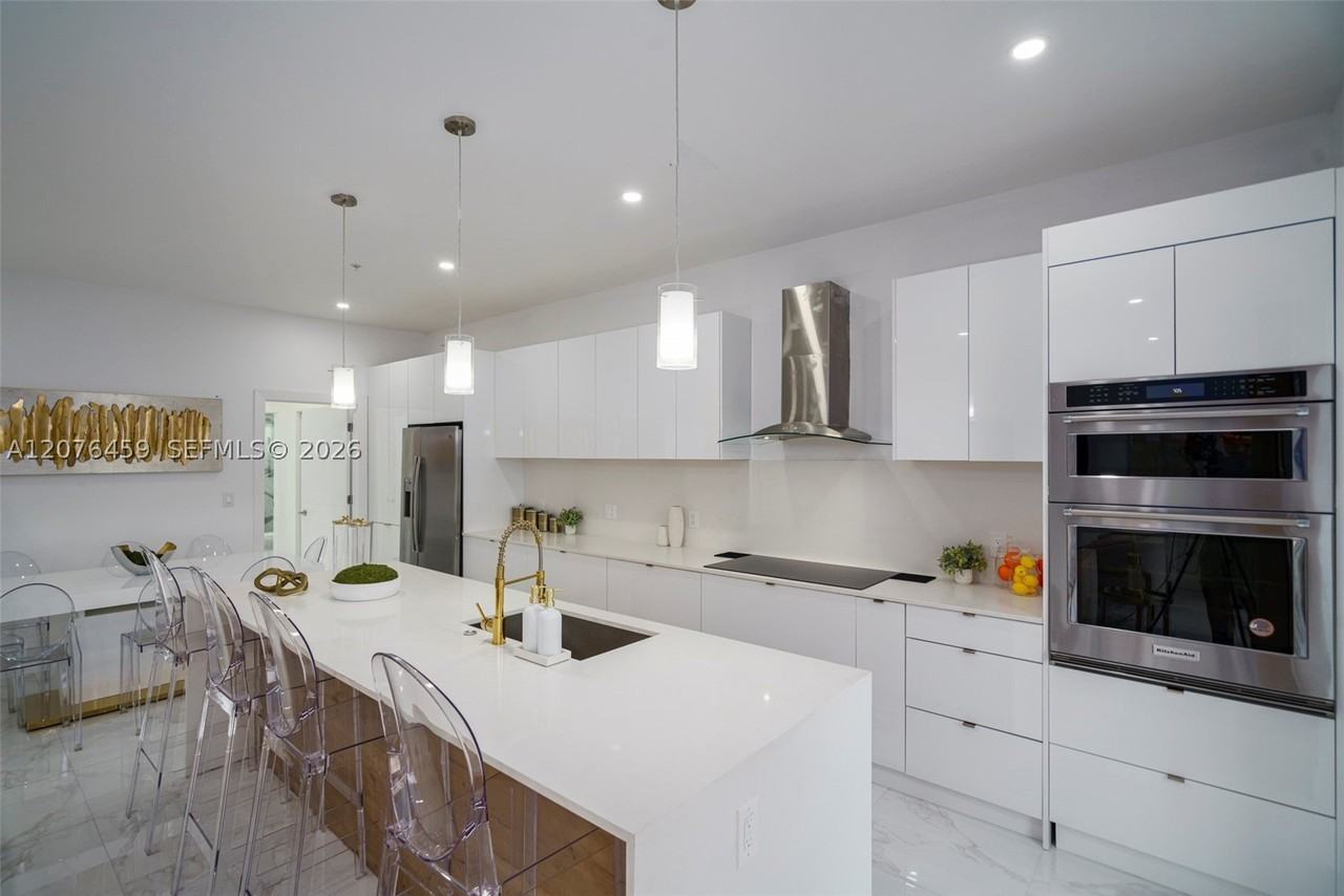 1004 N Riverside Dr - Photo 5 of 42