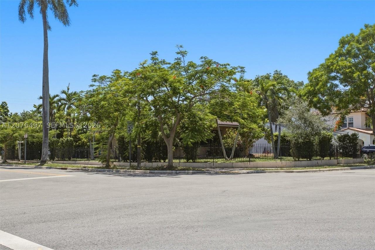 1200 Sw 18th Ave - Photo 2 of 36