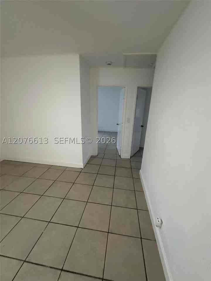 409 Sw 4th Ter #W - Photo 3 of 4