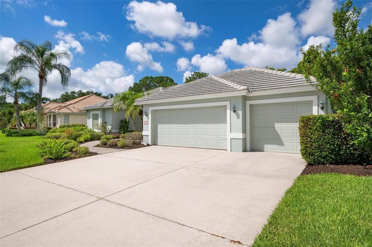 5249 Far Oak Cir - Photo 2 of 25