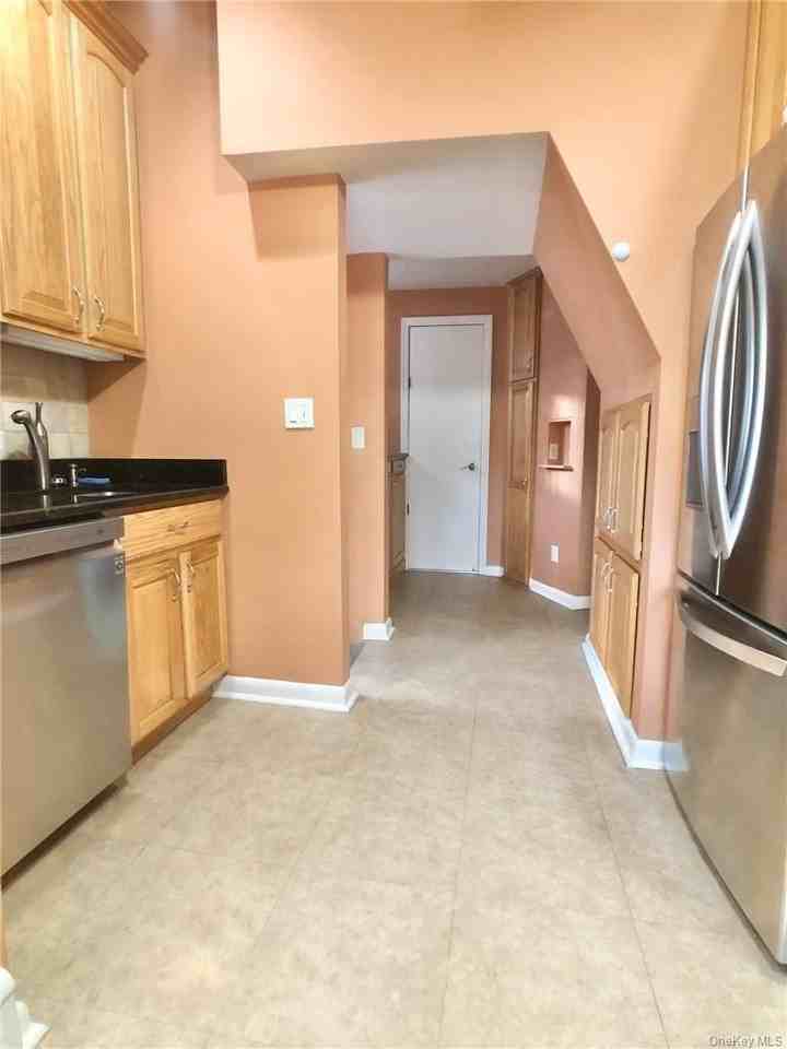 72 Stewart Ave - Photo 4 of 21