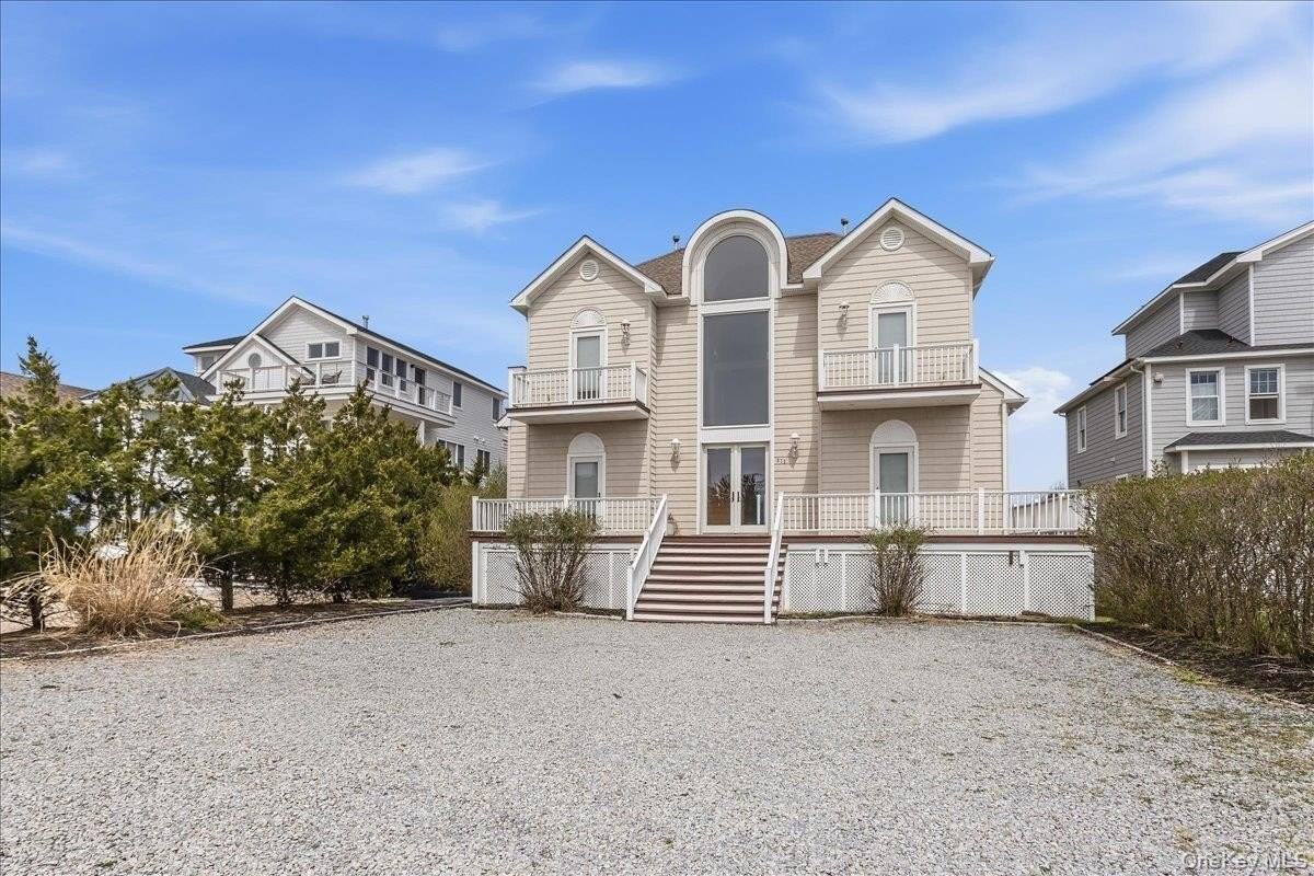 672 Dune Rd - Photo 4 of 38