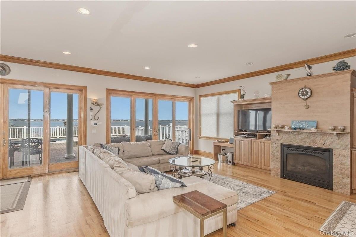 672 Dune Rd - Photo 7 of 38