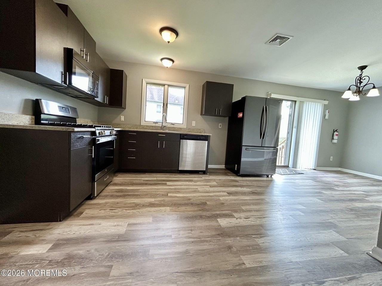 302 Center St - Photo 5 of 21