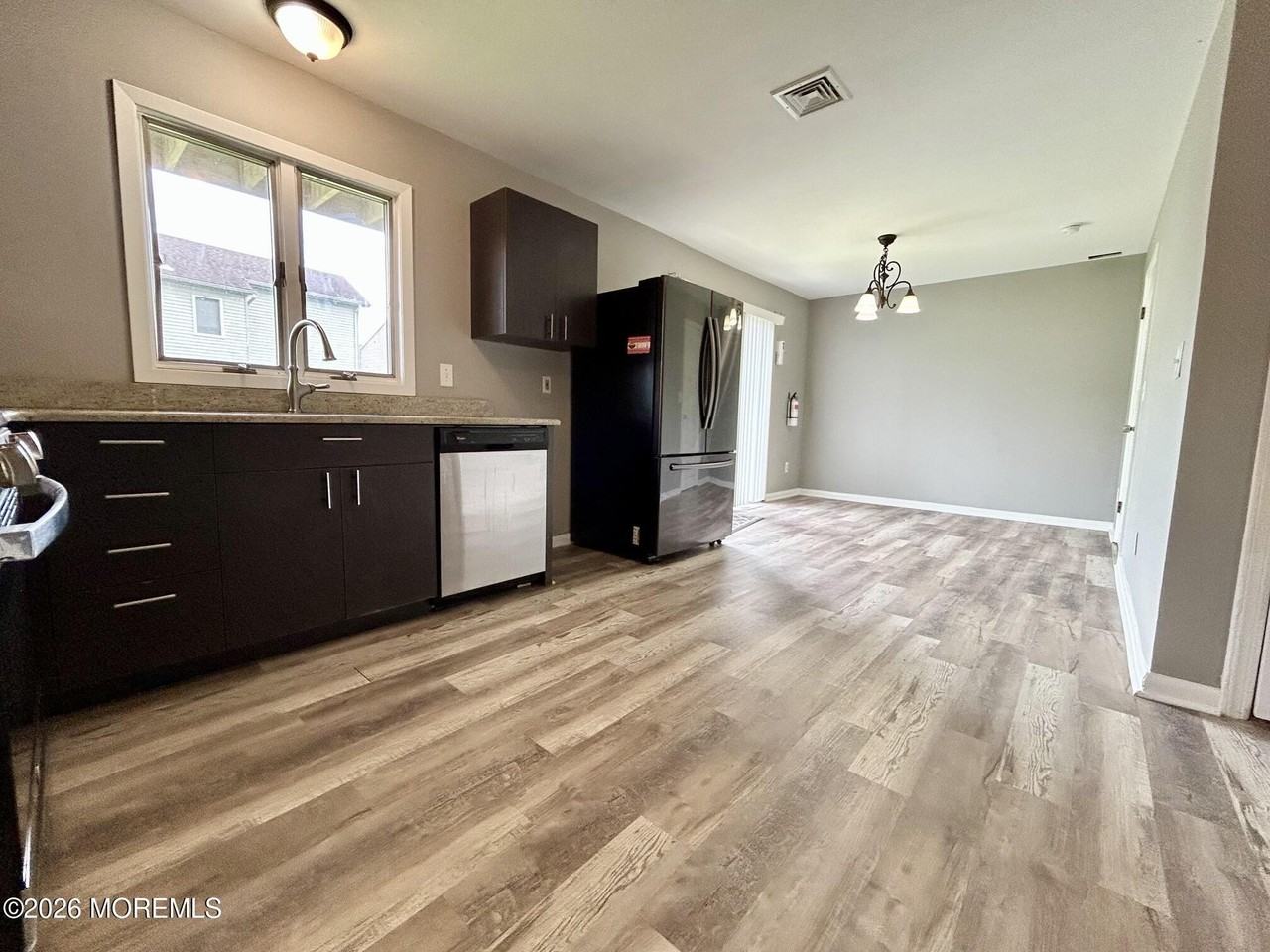 302 Center St - Photo 6 of 21