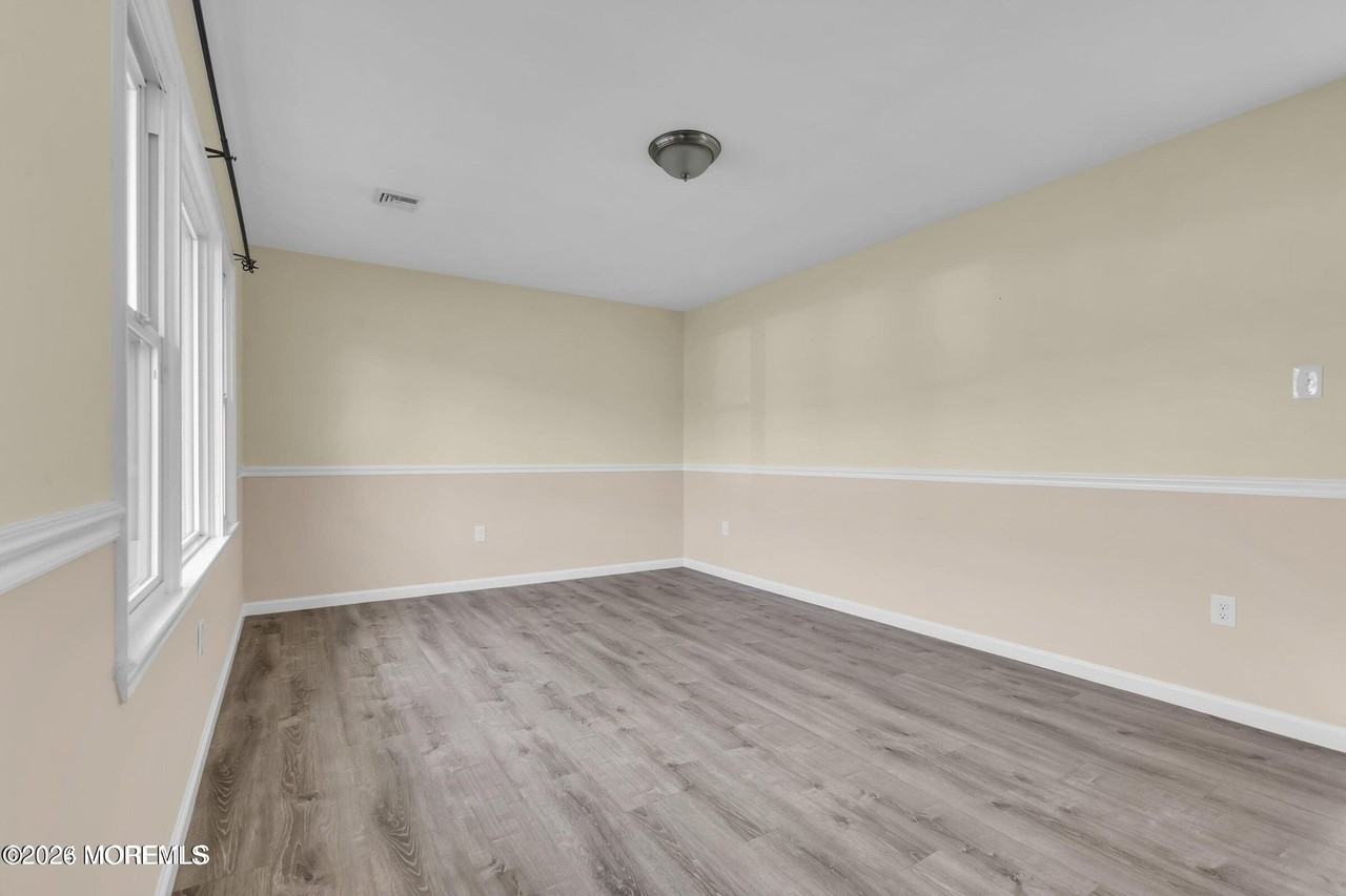 512 Lakehurst Rd - Photo 2 of 6