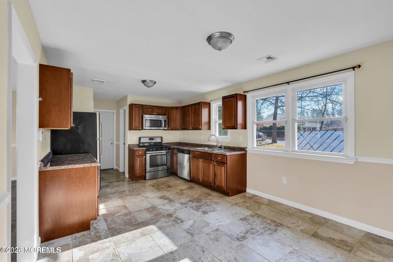 512 Lakehurst Rd - Photo 3 of 6