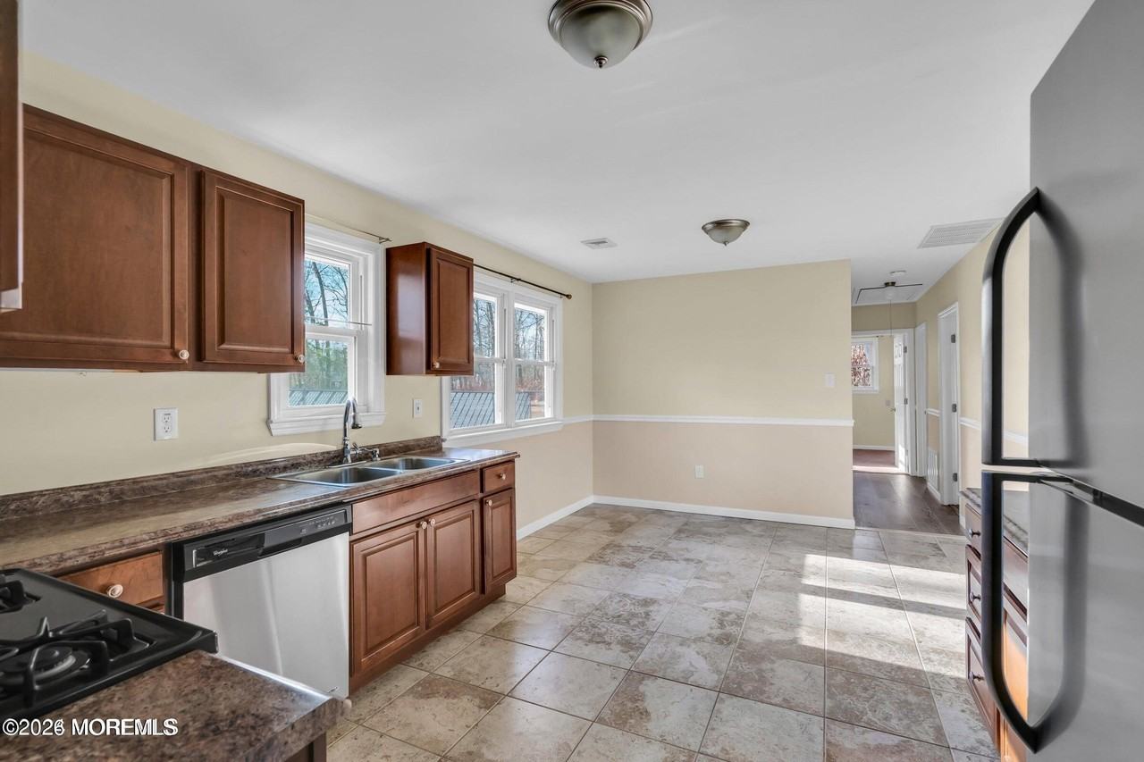 512 Lakehurst Rd - Photo 4 of 6