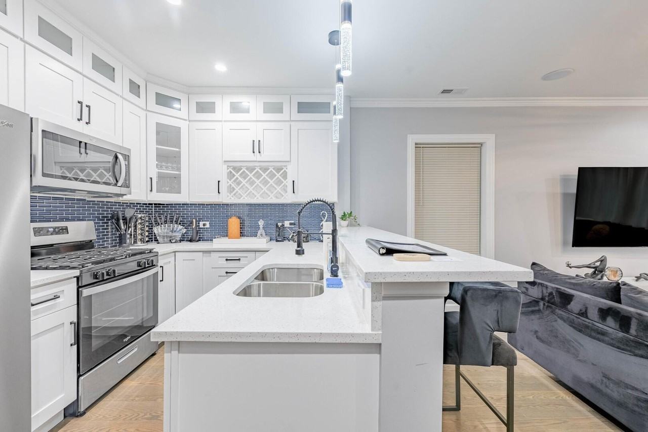 4634 S Langley Ave #1 - Photo 3 of 17
