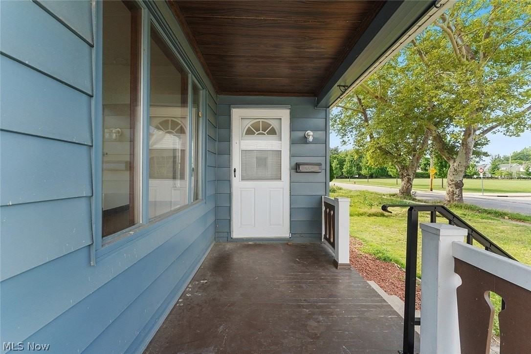 18206 Harland Ave - Photo 3 of 25