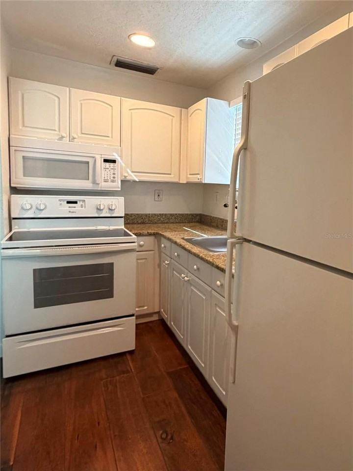 415 Celebration Ave - Photo 5 of 8