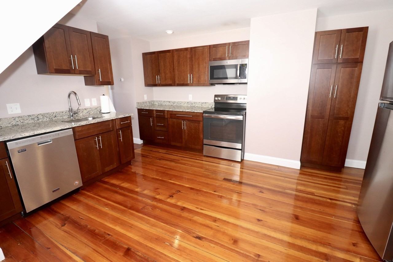 262 Shirley St - Photo 2 of 8