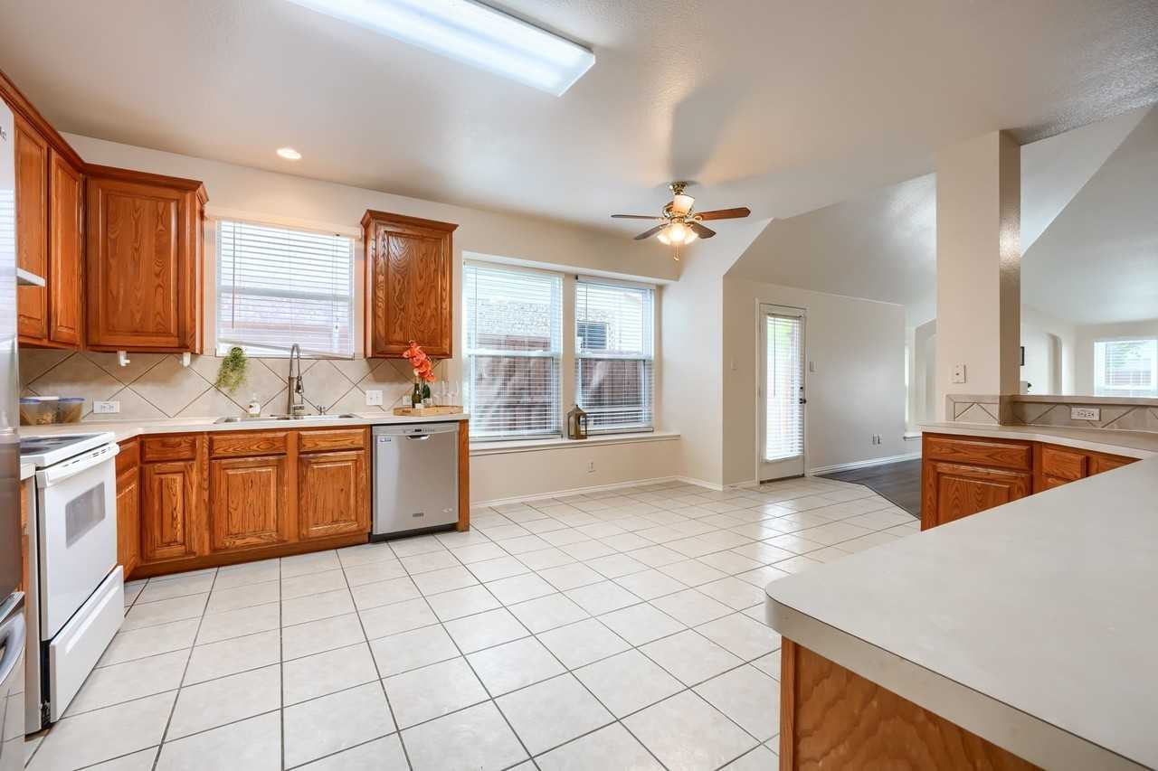 3912 Releigh Ct - Photo 7 of 30