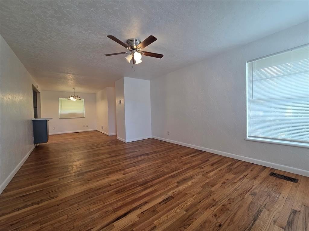 1005 Sw 53rd St - Photo 3 of 19