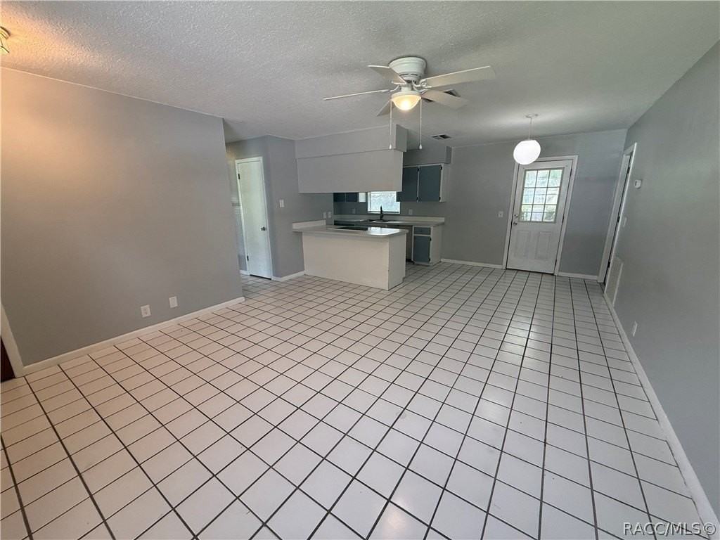 927 Russell Ave - Photo 4 of 24