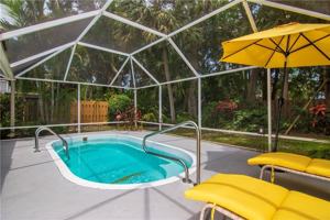 featured image of 713 Royal Palm Pl
